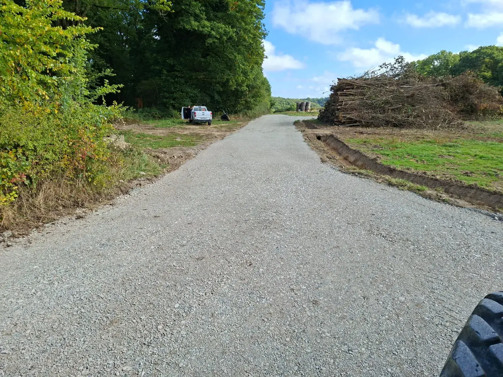Allée empierrée par Créalix à travers un bois