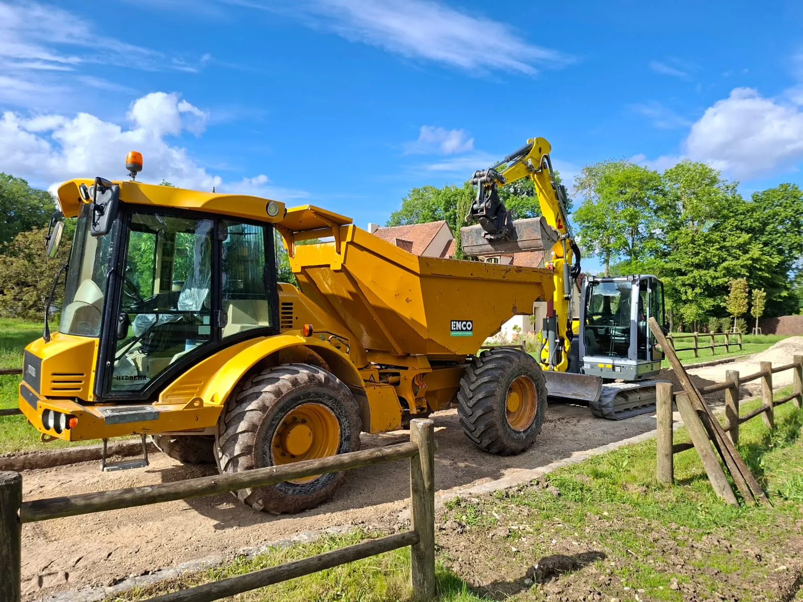 Dumper et mini-pelle sur un chantier d'allée