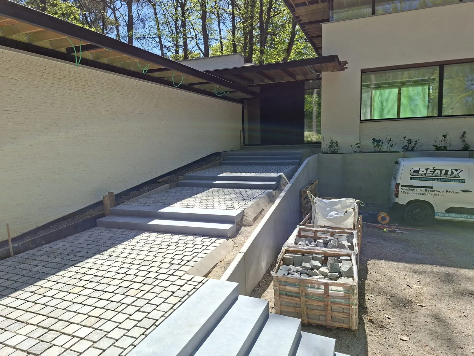 Allée et escalier en pavés devant une villa moderne