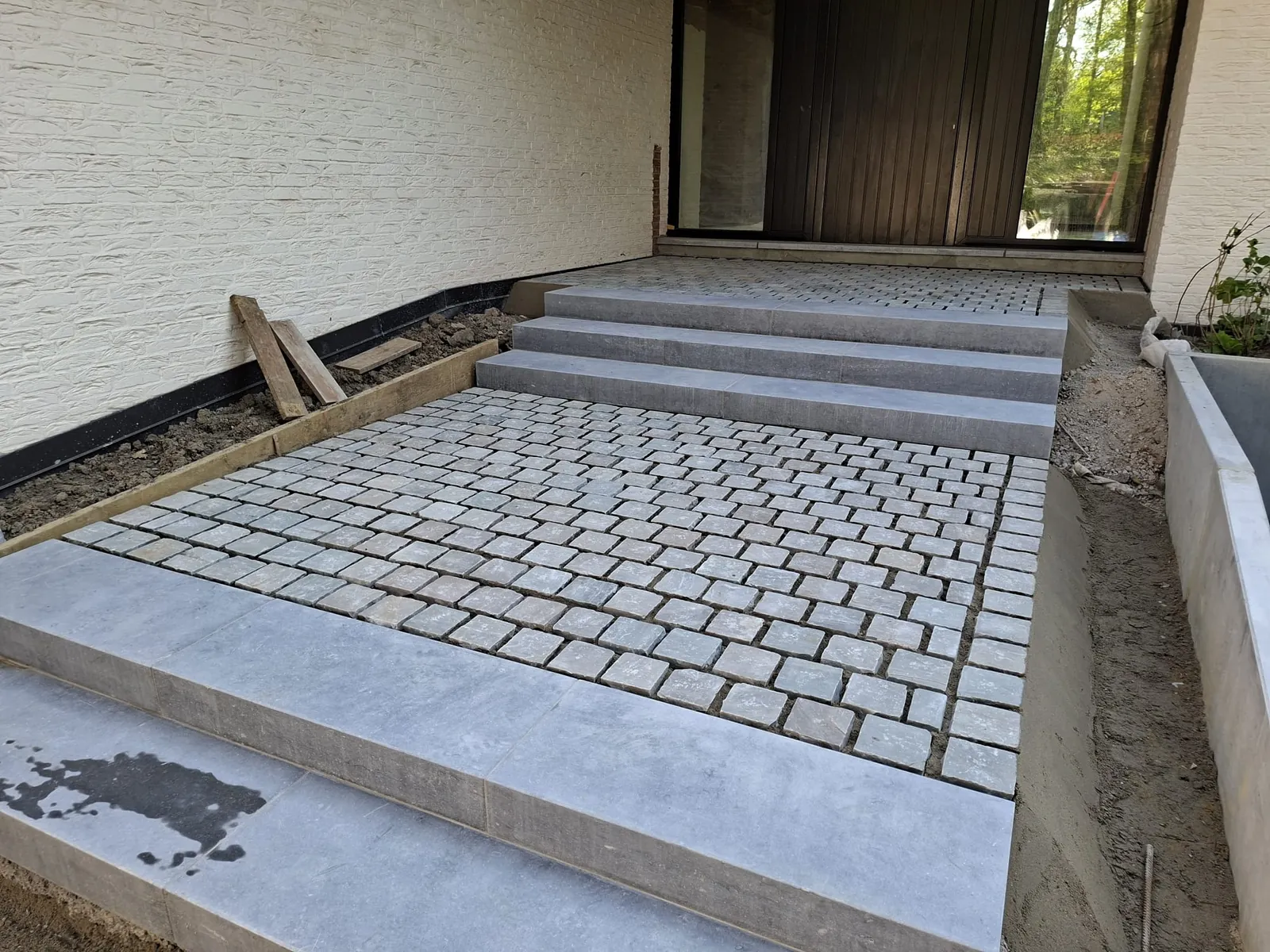 Escalier en pierre bleue et pavage d'entrée