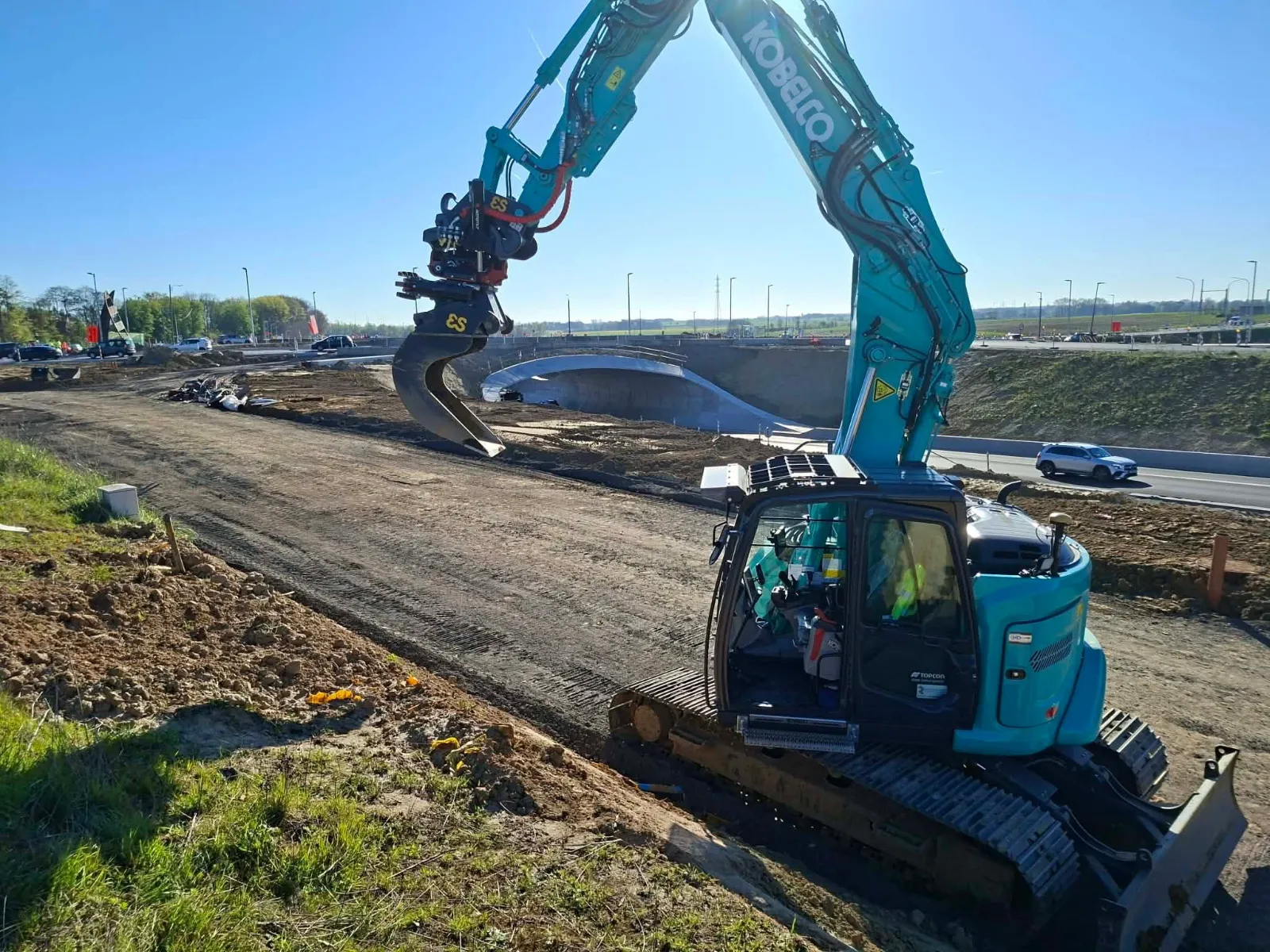 Pelle Créalix sur un chantier de nivellement