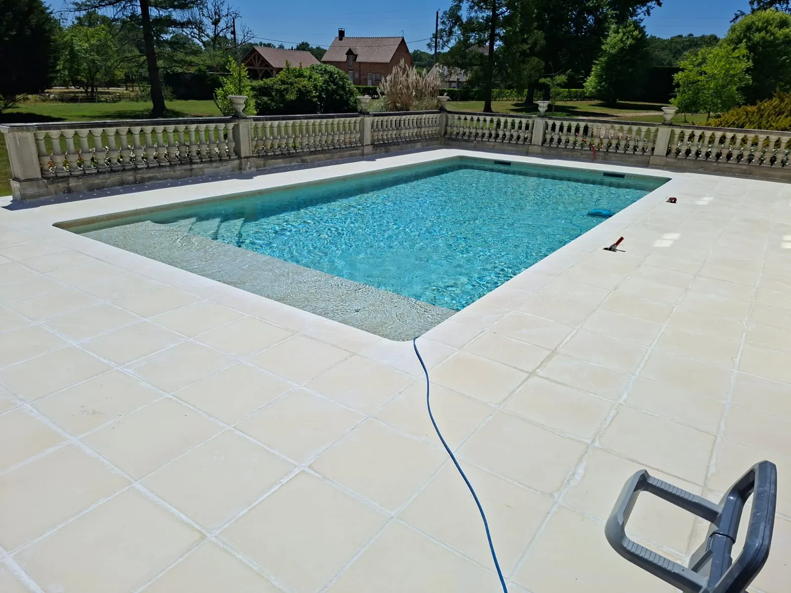Piscine et plage dallée réalisées par Créalix